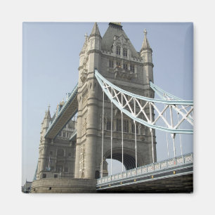 Europa, England, London. Tower Bridge über dem Magnet