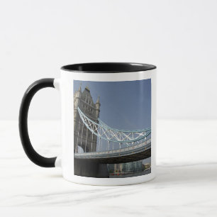 Europa, England, London. Tower Bridge über der 2 Tasse