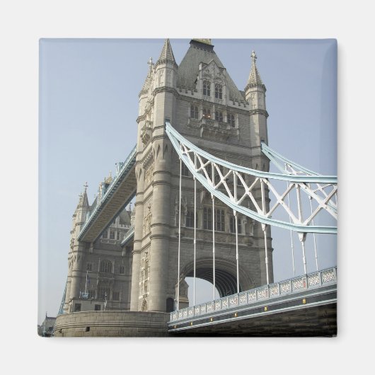 Europa, England, London. Tower Bridge über der Magnet (Vorne)