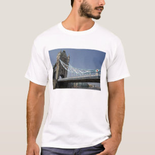 Europa, England, London. Tower Bridge über die 2 T-Shirt
