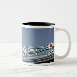 Europa, England, London. Tower Bridge über die 2 Zweifarbige Tasse