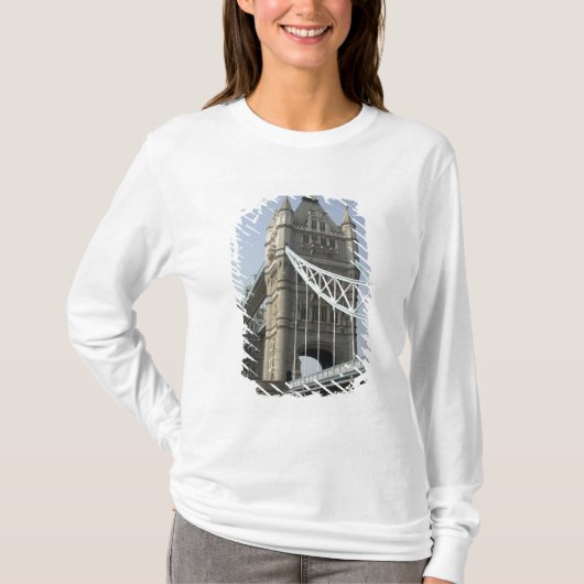 Europa, England, London. Tower Bridge über T-Shirt (Vorderseite)
