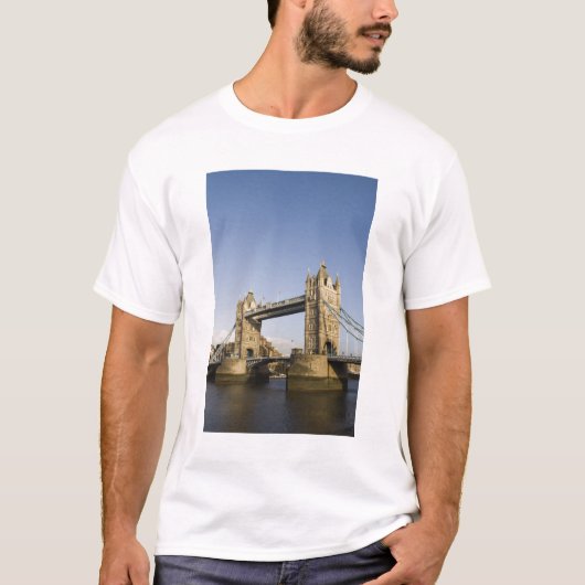 Europa, ENGLAND, London: Tower Bridge / Verspätung T-Shirt (Vorderseite)