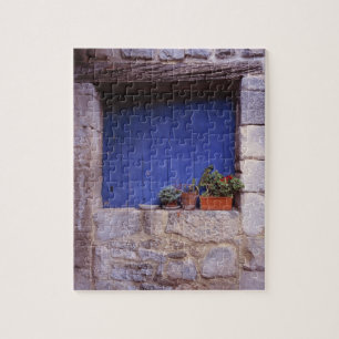 Europa, Frankreich, Cereste. Eine blaue Tür bringt Puzzle