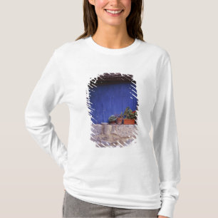 Europa, Frankreich, Cereste. Eine blaue Tür bringt T-Shirt