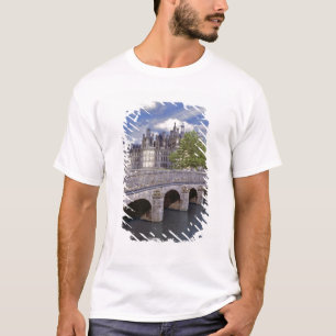 Europa, Frankreich, Chambord. Eine Steinbrücke f T-Shirt