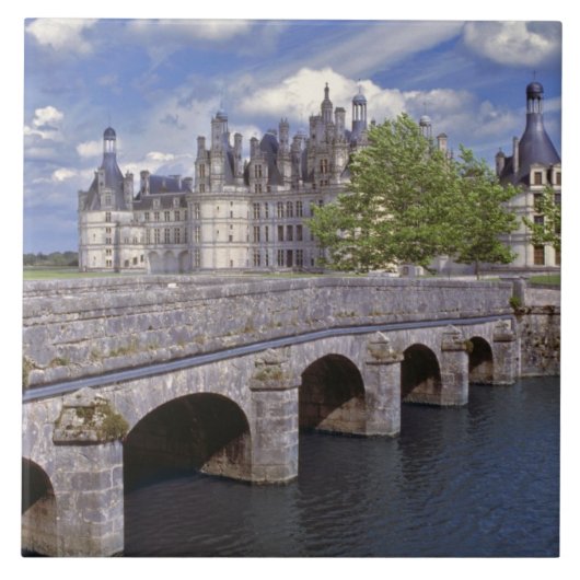 Europa, Frankreich, Chambord. Eine Steinbrücke füh Fliese (Vorderseite)