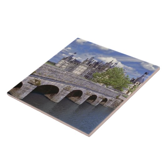 Europa, Frankreich, Chambord. Eine Steinbrücke füh Fliese (Seite)