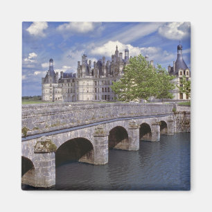 Europa, Frankreich, Chambord. Eine Steinbrücke füh Magnet
