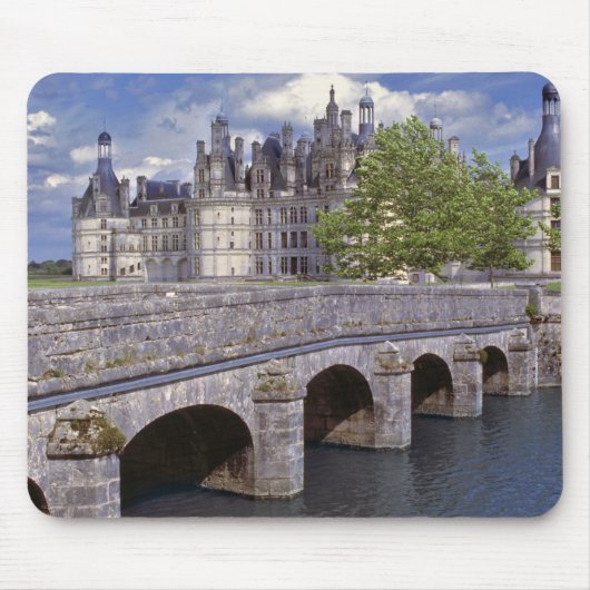Europa, Frankreich, Chambord. Eine Steinbrücke füh Mousepad (Vorne)