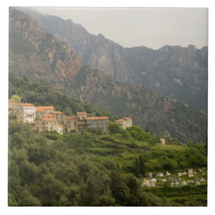 Europa, Frankreich, Korsika, Ota.  Stadt Ota und Fliese