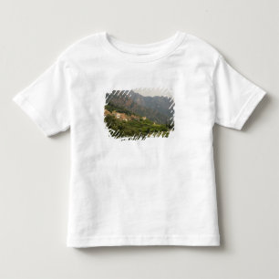 Europa, Frankreich, Korsika, Ota.  Stadt Ota und Kleinkind T-shirt