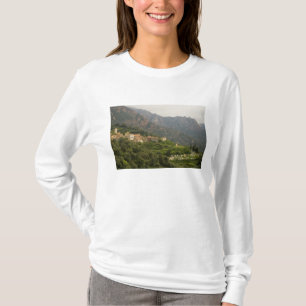 Europa, Frankreich, Korsika, Ota.  Stadt Ota und T-Shirt