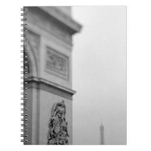 Europa, Frankreich, Paris. Arc de Triomphe und 2 Notizblock