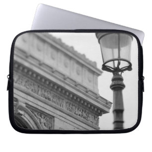Europa, Frankreich, Paris. Arc de Triomphe und Laptopschutzhülle