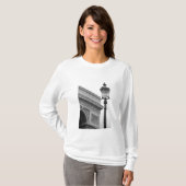 Europa, Frankreich, Paris. Arc de Triomphe und T-Shirt (Vorne ganz)
