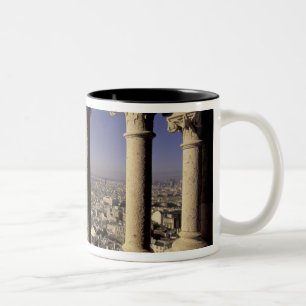 Europa, Frankreich, Paris, Blick auf Paris durch Zweifarbige Tasse