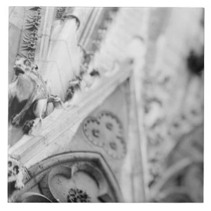 Europa, Frankreich, Paris. Detail: Skulptur auf Fliese