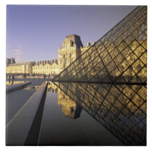 Europa, Frankreich, Paris. Louvre und Glas Fliese