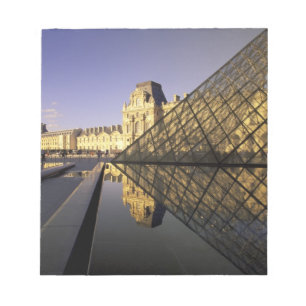 Europa, Frankreich, Paris. Louvre und Glas Notizblock
