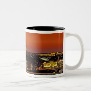 Europa, Frankreich, Paris. Sonnenuntergangsansicht Zweifarbige Tasse