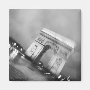 Europa, Frankreich, Paris. Spinning Arc de Triomph Magnet