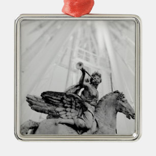 Europa, Frankreich, Paris. Statue und Riesenrad, 2 Silbernes Ornament