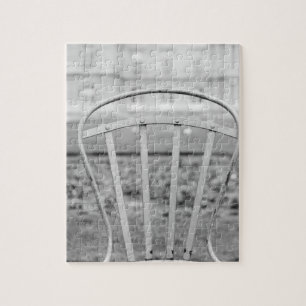 Europa, Frankreich, Paris. Stuhl, Jardin du Puzzle