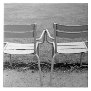 Europa, Frankreich, Paris. Stühle, Jardin du 2 Fliese