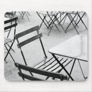 Europa, Frankreich, Paris. Stühle, Jardin du 3 Mousepad