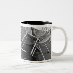 Europa, Frankreich, Paris. Stühle, Jardin du 4 Zweifarbige Tasse