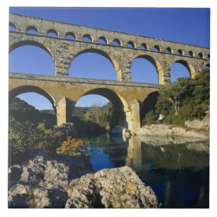 Europa, Frankreich, Pont du Gard. Pont du Gard Fliese
