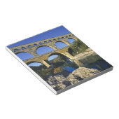Europa, Frankreich, Pont du Gard. Pont du Gard Notizblock (angewinkelt)