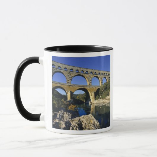 Europa, Frankreich, Pont du Gard. Pont du Gard Tasse (Links)