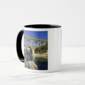 Europa, Frankreich, Pont du Gard. Pont du Gard Tasse (Vorderseite Links)