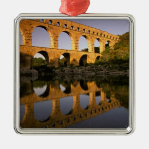Europa, Frankreich, Provence, Gard. Pont du Gard Ornament Aus Metall