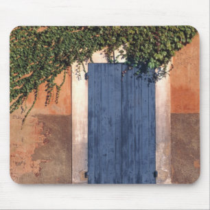 Europa, Frankreich, Roussillon. Efeu bedeckt die W Mousepad