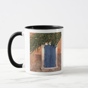 Europa, Frankreich, Roussillon. Efeu bedeckt die W Tasse