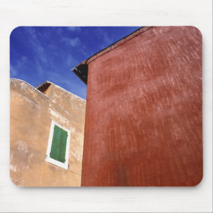 Europa, Frankreich, Roussillon. Farbige Wände sind Mousepad