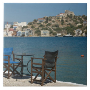 Europa, Griechenland, Kastellorizo: Stühle am Ran Fliese