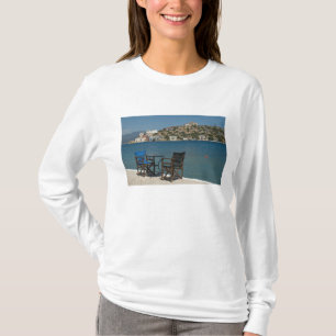 Europa, Griechenland, Kastellorizo: Stühle am Rand T-Shirt