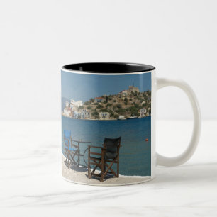 Europa, Griechenland, Kastellorizo: Stühle am Rand Zweifarbige Tasse