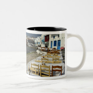Europa, Griechenland, Mykonos. Ansichten der Küste Zweifarbige Tasse