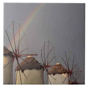 Europa, Griechenland, Mykonos. Windmühle mit Regen Fliese