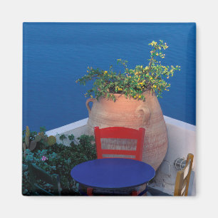 Europa, Griechenland, Santorin. Terrasse mit Meerb Magnet
