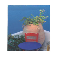 Europa, Griechenland, Santorin. Terrasse mit Meerb