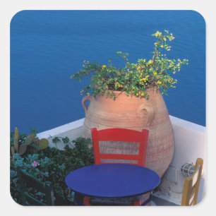 Europa, Griechenland, Santorin. Terrasse mit Meerb Quadratischer Aufkleber