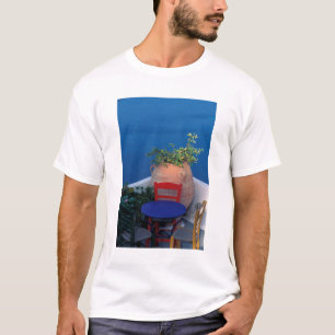 Europa, Griechenland, Santorini. Terrasse mit Meer T-Shirt