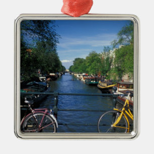 Europa, Holland, Amsterdam, gelbes Fahrrad und Ornament Aus Metall
