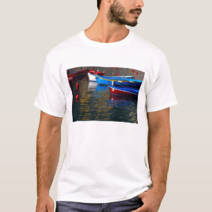 Europa, Italien, Cinque Terre, Boote in Vernazza T-Shirt